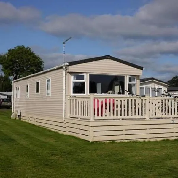 Caravan With Decking At Ashbourne Heights Holiday Park Ref 66025Tv, hotel v destinaci Ashbourne