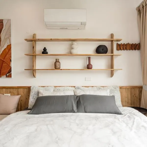 Homestay CHẤT- Train Street,Self check, hotel di Hanoi