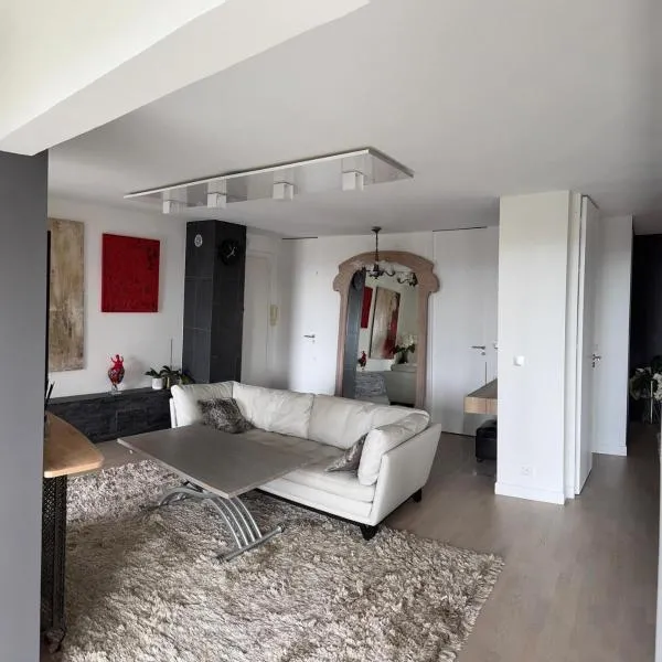 Appartement avec grand jardin et vue mer dans l'une des meilleures résidences avec piscine au cœur du village emblématique Saint-Jean-Cap-Ferrat, hotel in Saint-Jean-Cap-Ferrat