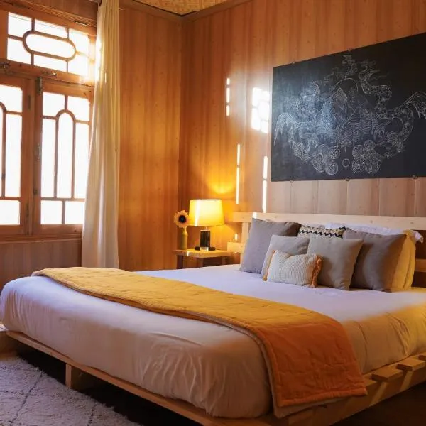 Razhek – hotel w mieście Karimabad Hunza