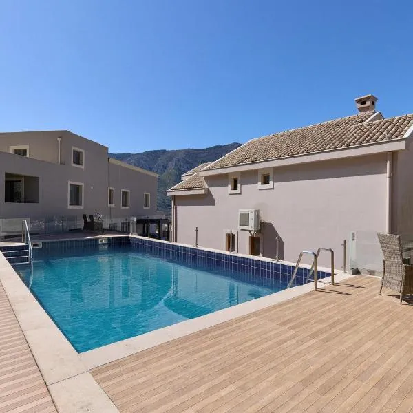 Nautica Studios With Outdoor Pool، فندق في كوتور