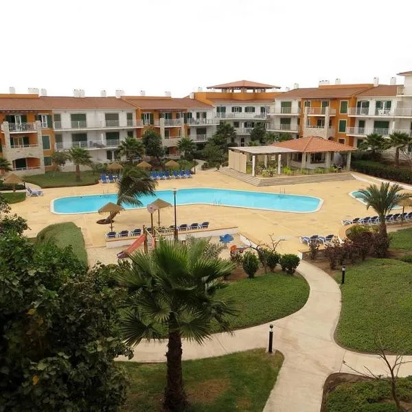 condomínio vila verde Pepper T0 e T1, hotel in Santa Maria