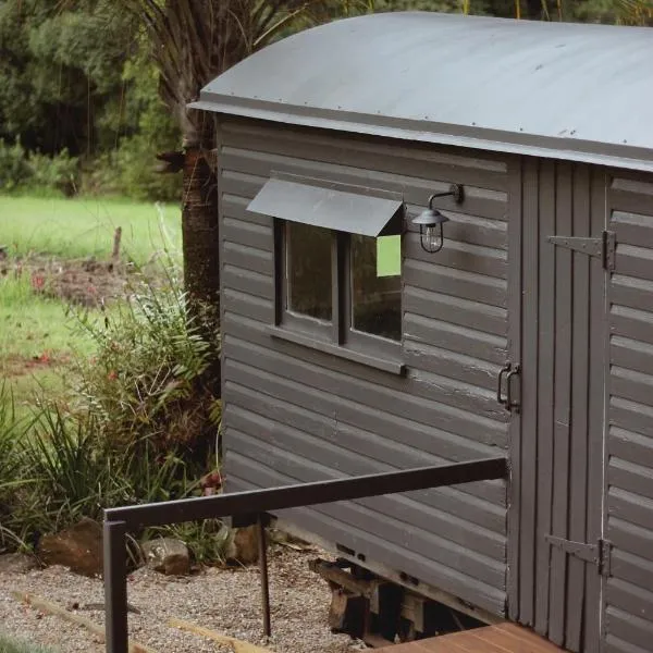 Train Carriage Tiny Home in the Byron Hinterland、Alstonvaleのホテル