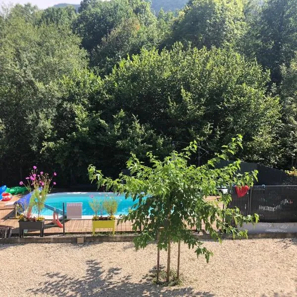 Au bord de l eau, hotel v destinaci Surba