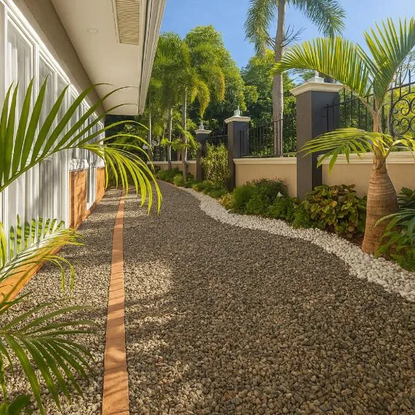 The Aston Residences Clark Private 3BR Villa near Clark Airport、Lourdesのホテル