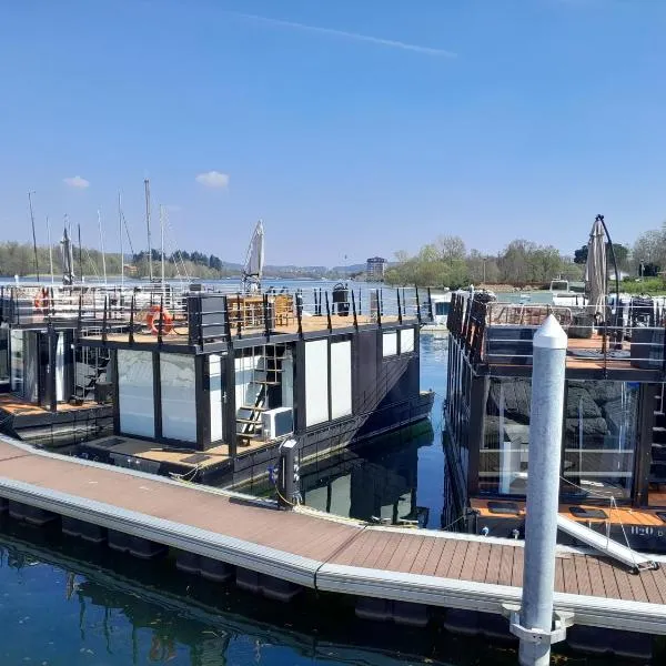 Floating Experience Black Pearl, Lago Maggiore, hotel v destinaci Dormelletto