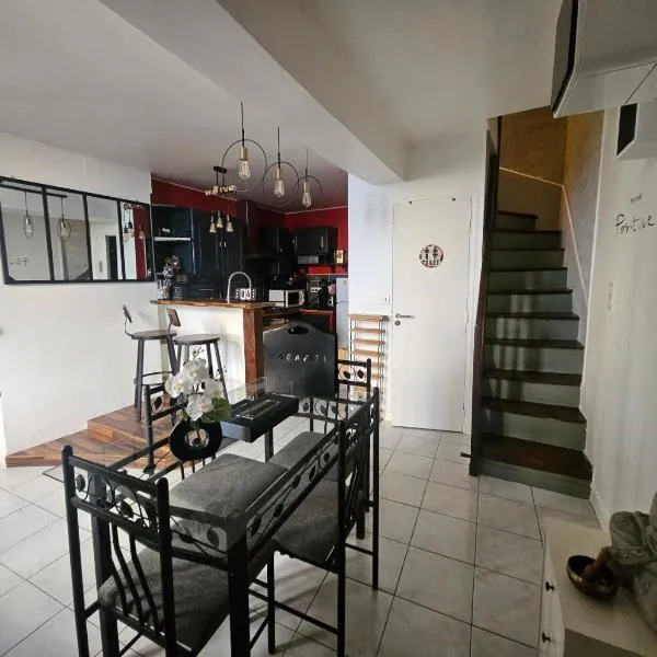 Studio Cinéma -Hypercentre- Spacieux, calme et connecté -alexa, wifi free, netflix, disney, prime video, jeux vidéo et de société, hotel in Auxerre