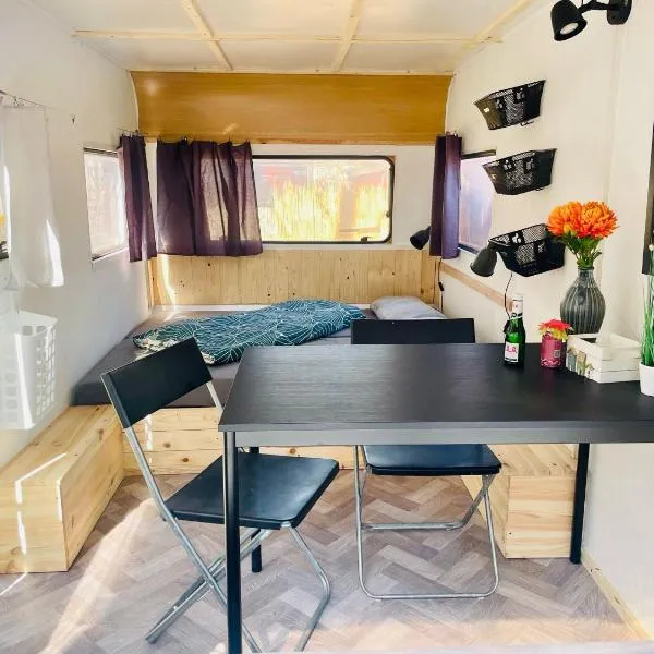 WaldCamp mit einfachen und zweckmässigen Hütten und Caravans Natur Pur, hotel v destinaci Cottbus