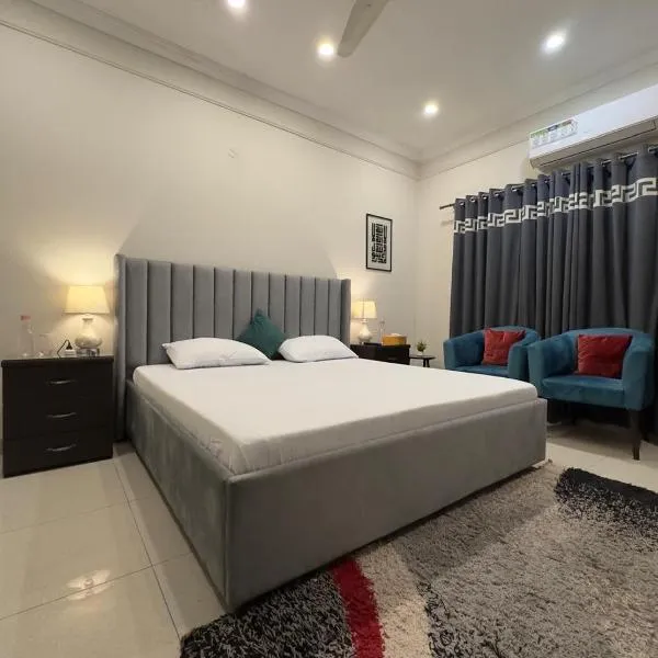 Cozy & Peaceful Rooms Near Lyallpur Galleria, hotel v destinaci Faisalábád