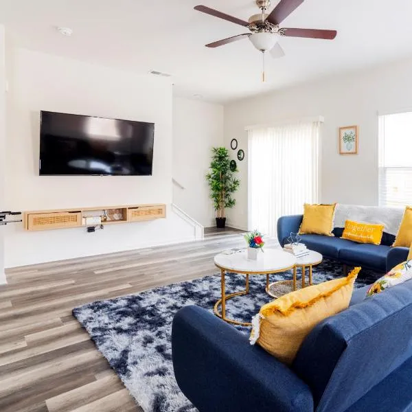 Chic Home 9 min to Uptown Hot Tub & Private Yard, hotel di Charlotte