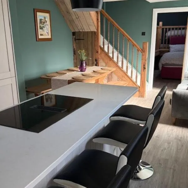 Brand New Stylish Converted Coach House in Cardiff, Hotel in Cardiff