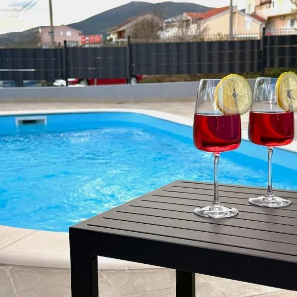 Moonlight Luxury Apartment with Private Pool, hotel i Kaštela