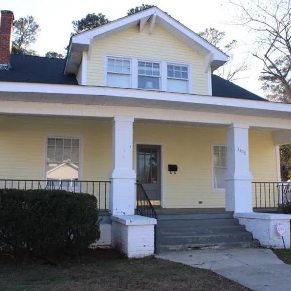 Huge 4-Bedroom Historic Home & Game Room, hotel in Goldsboro