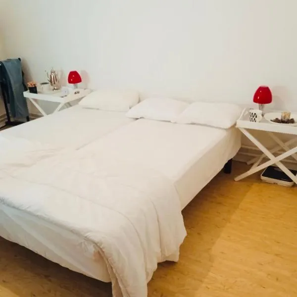 Cozy room with beautiful nature in Husievägen 100-Malmo, hotel v destinaci Malmö