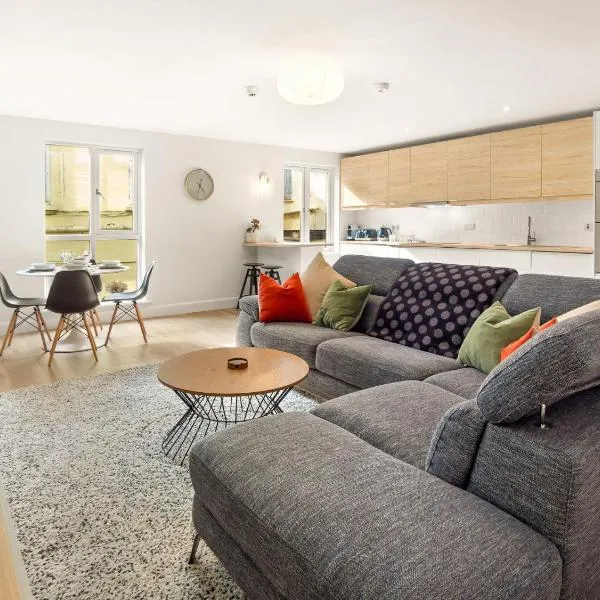 The Town Place Clifden Boutique Apartments, מלון בקליפדן