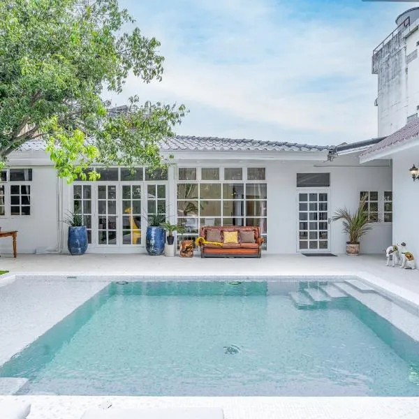 APHRODITE POOL VILLA - Old City I 7 Bed Rooms I Prime Location, hotel v destinaci Chiang Mai