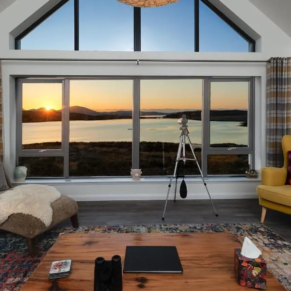 Modern and Dog Friendly Holiday Home with Sea Loch Views, hotel in Breaclete
