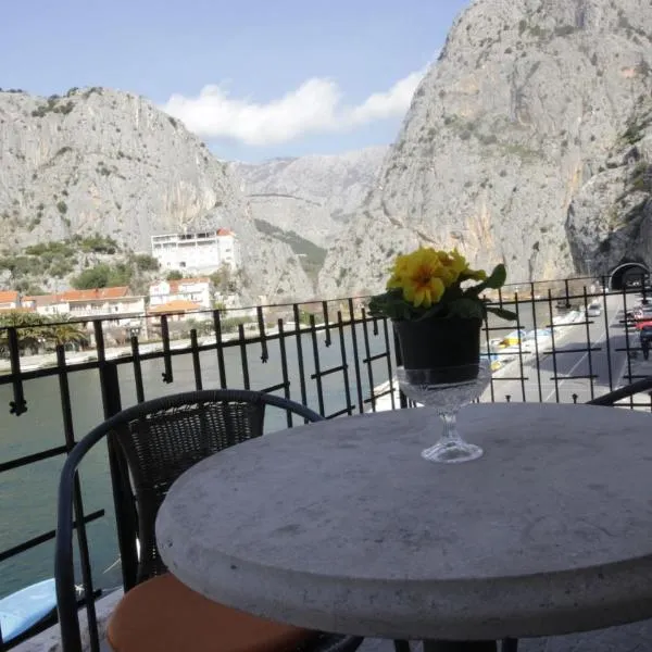 City & River View Apartment, hotel v Omiši