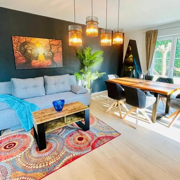 The Villa Toscana, a serene retreat in Center of Friedrichshafen City with lush green lawns, terrace & private garage- Lidl, Bakery walking distance- Bodenseecenter, Sportsbad 3 mins, Lake 7 mins, hotel v destinaci Friedrichshafen