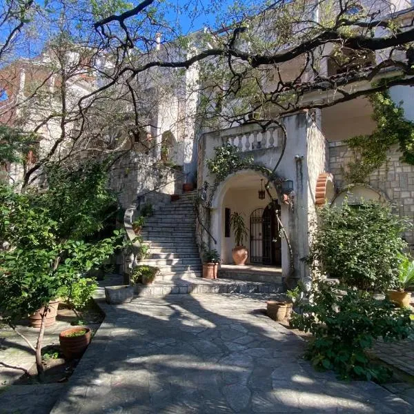 Luxury Hotel Dubrava Budva, hotel di Budva