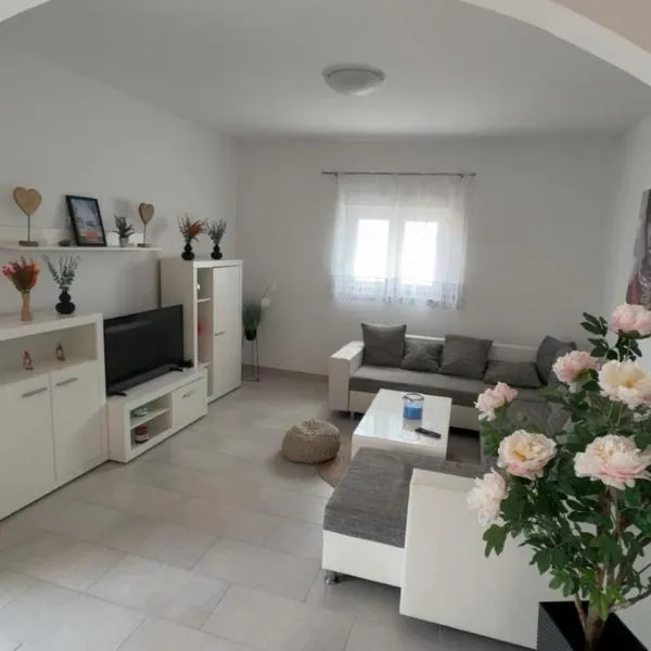 silent and close to sea 1st floor, hotel in Biograd na Moru