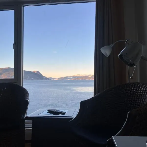 Hotellrom med sjø utsikt, hotel i Hjelmeland