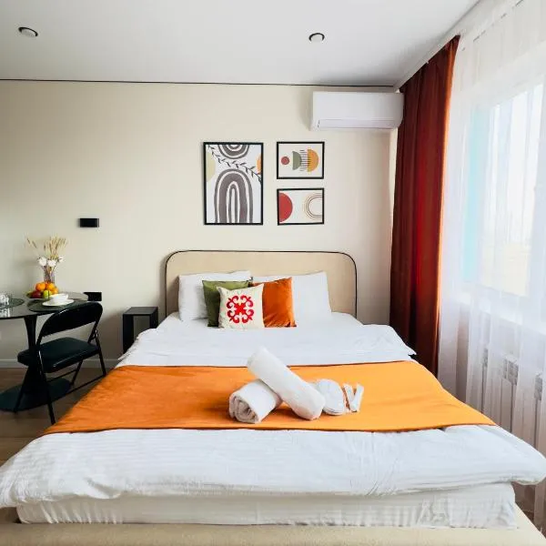 Студия красивая, hotel in Almaty
