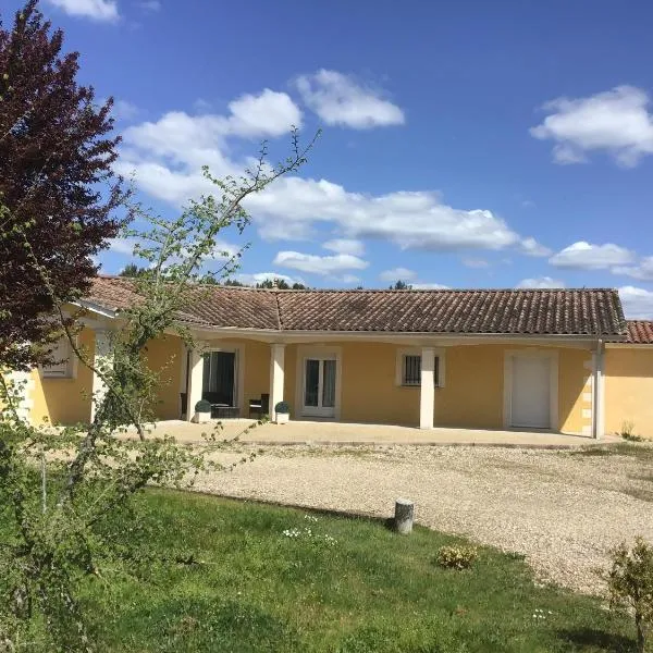 Une chambre pour deux avec vue sur la piscine, hotel v destinaci Le Pizou