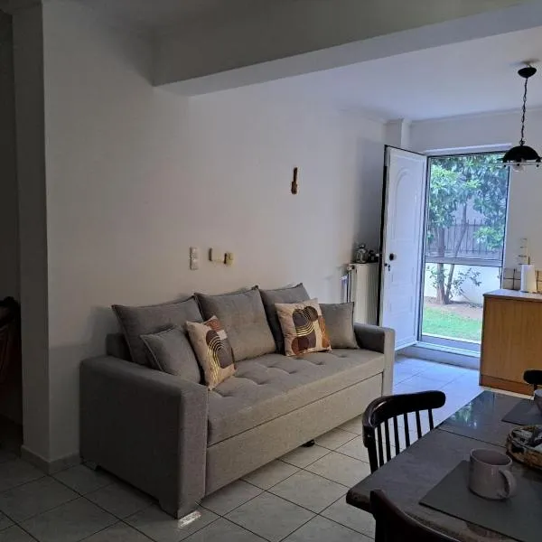 Sweet Green Home in Nea Makri, hotel Néa Mákriban