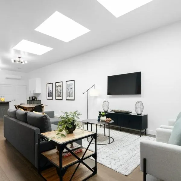 Modern and Cozy 2bdr near St-Hubert Plaza, Hotel in Montreal