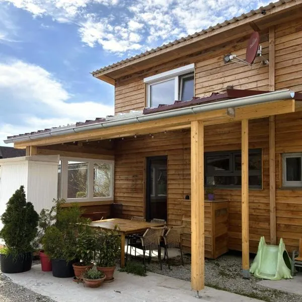 Geräumiges Tiny Haus für 1 bis 8 Personen mit Infrarotkabine, hotel v destinaci Oberoestheim