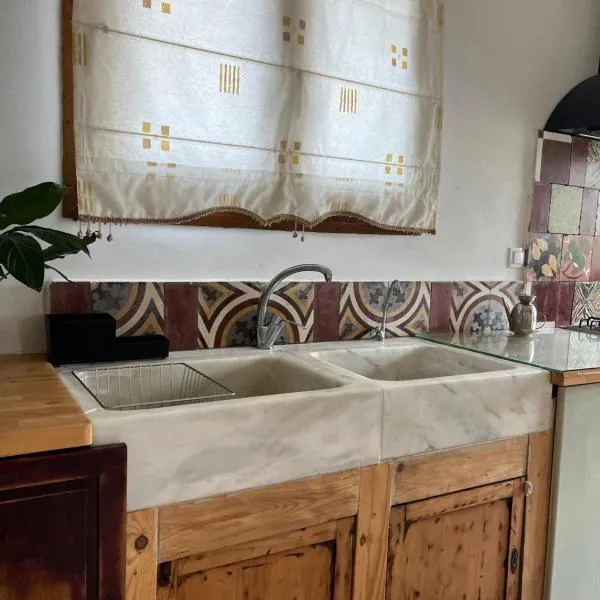 Aletraki -Off-Grid Retreat Above Heraklion, Peaceful Views, hotel v destinaci Archanes