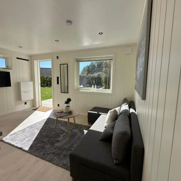 Kaldvell Stays Central - New Apartment, hotel v destinaci Lillesand