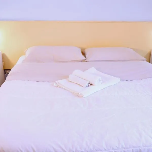 Evelyn guest house, hotel in Aci Castello