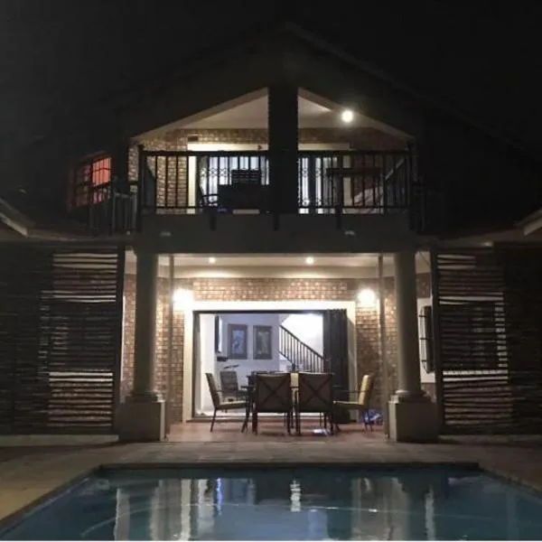 6 Bedroom home with pool and entertainment area, hotel in Ballito