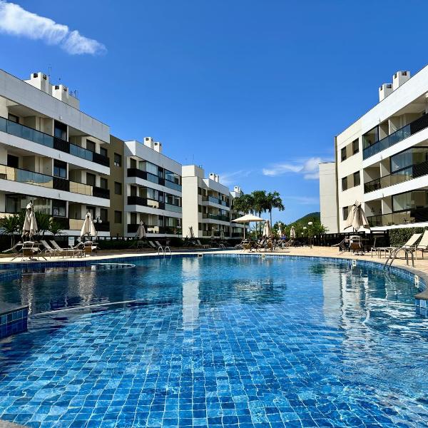 AP em Condomínio Clube - Uma quadra do mar