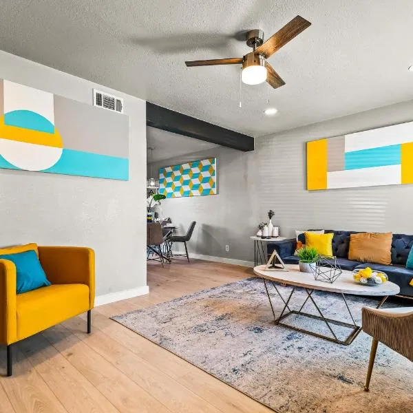 Stylish & Comfy Downtown Gem Irving Parking, hotel Irvingben