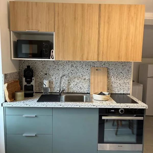 Appartement Sainte Lucie de Tallano,2 personnes au centre du village, hotel in Santa-Lucia-di-Tallano