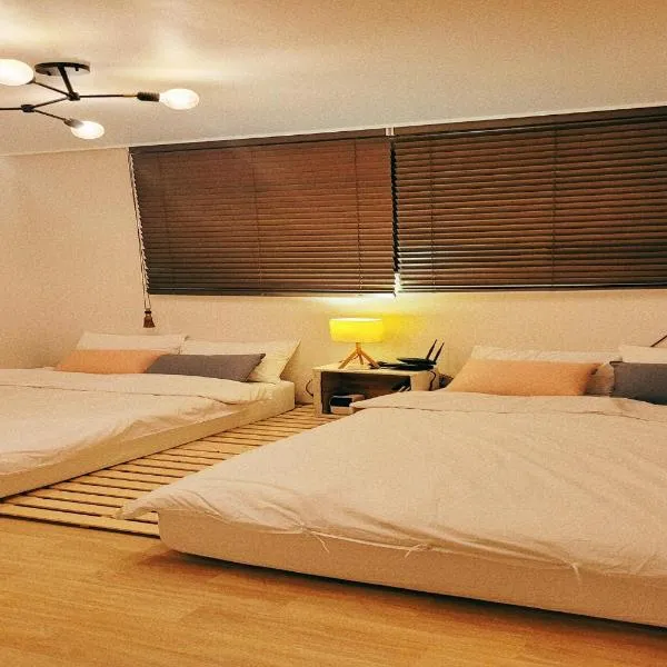 Hongdae 3mins, Q House, hotel in Seoul