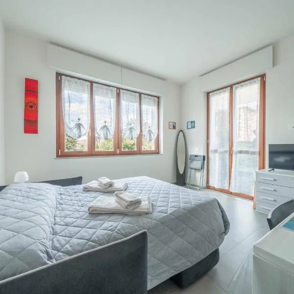 Einstein - Modern Apartment with Balcony, hotel v destinaci Somma Lombardo