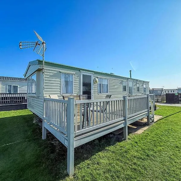 Great 6 Berth Caravan With Side Decking In Heacham Ref 21054A, hotel in Heacham