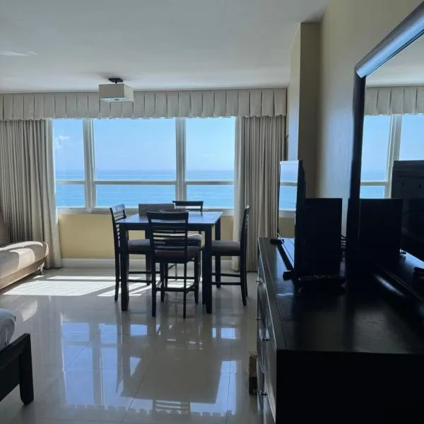 Castle beach studio,tennis court and swimming pool with beach access, hotel v Miami Beach