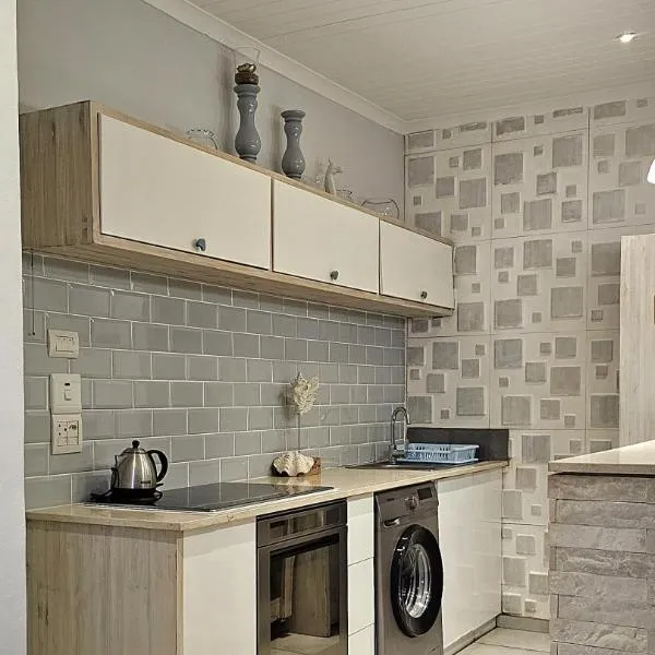 10 Coral Cove Beach Lodge, hotel in Ballito