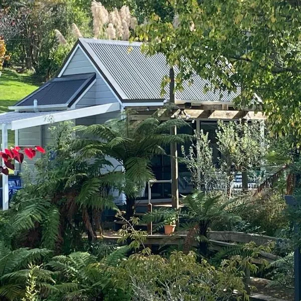 Superb studio retreat with Spa, Pool & BBQ access, hotell Whanganuis