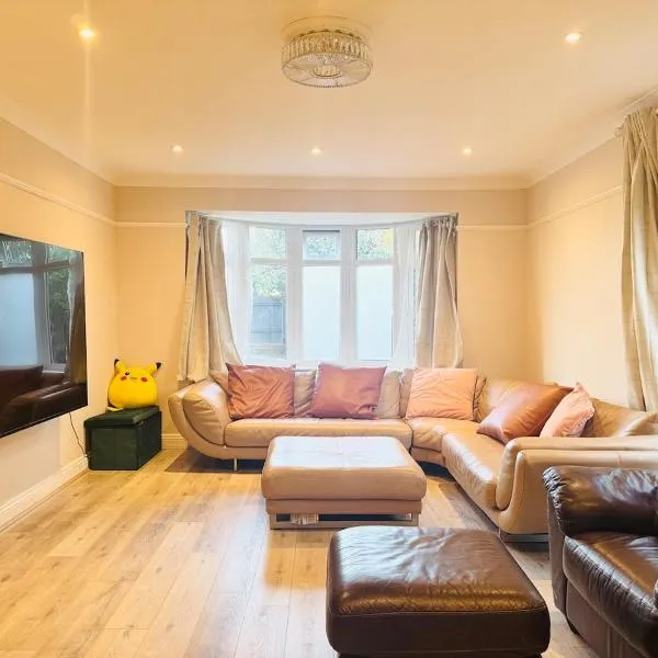 Modern 4BR House with Parking, 8 Mins to Gatwick Airport, hotel in Crawley