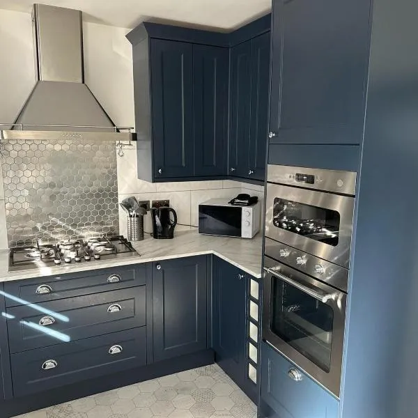3 bedroom house in Kirkaldy, Fife, hotel v destinaci Fife