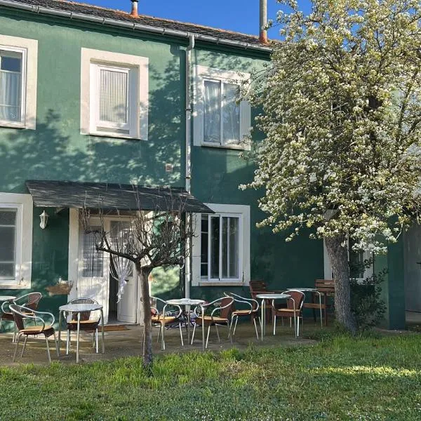 La Casa Verde Albergue - Solo Peregrinos, hotel in San Martín del Camino