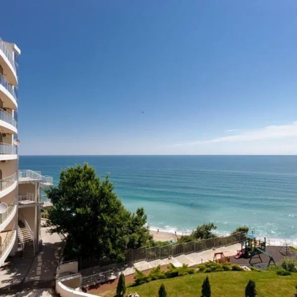 Beach Front Luxurious Two Bedroom Apartment, hotel in Byala