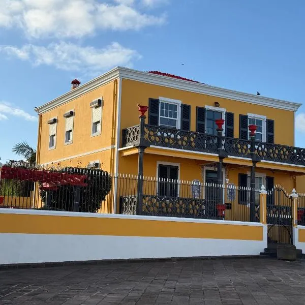 Golden Mermaid Villa, Big Home Amenities - Small Hotel Room Price, готель у місті Рібейра-Гранде