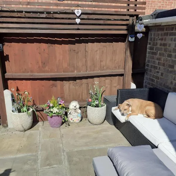 Home from home Single or double room Netflix or Virgin TV Wifi & free parking, hotel di Poole